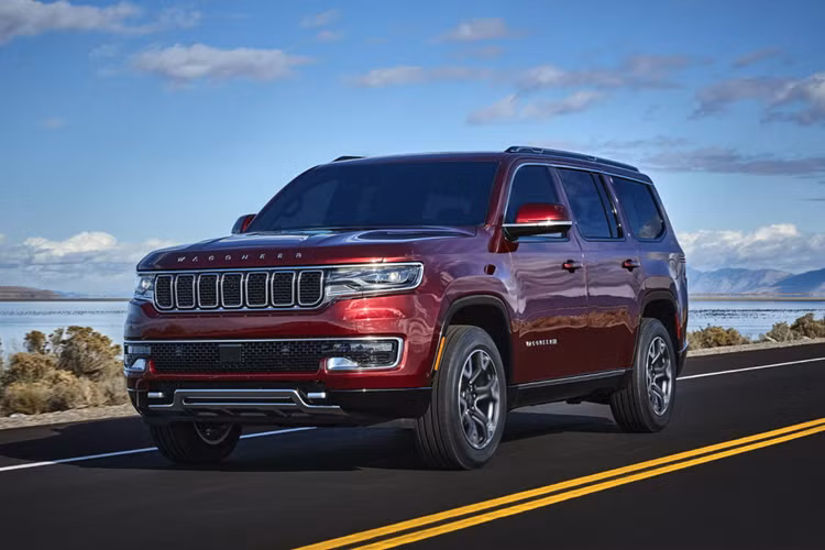 Ngoài ra, phiên bản Jeep Grand Wagoneer II cũng được thay thế bằng phiên bản mới mang tên “Grand Wagoneer Obsidian”. Phiên bản này sẽ có một số chi tiết trang trí ngoại thất màu đen, kết hợp bộ mâm đúc kích thước 22 inch đẹp mắt với viền đen.