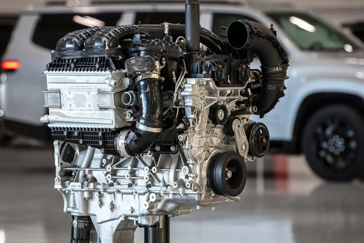 Mẫu xe SUV Jeep Wagoneer 2024 tiêu chuẩn và phiên bản kéo dài – Wagoneer L, đều dùng chung khối động cơ Hurricane I6, sản sinh công suất 420 mã lực và mô-men xoắn 634 Nm (468 lb-ft).