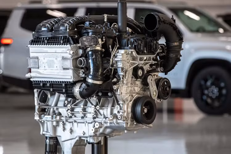 Mẫu xe SUV Jeep Wagoneer 2024 tiêu chuẩn và phiên bản kéo dài – Wagoneer L, đều dùng chung khối động cơ Hurricane I6, sản sinh công suất 420 mã lực và mô-men xoắn 634 Nm (468 lb-ft).