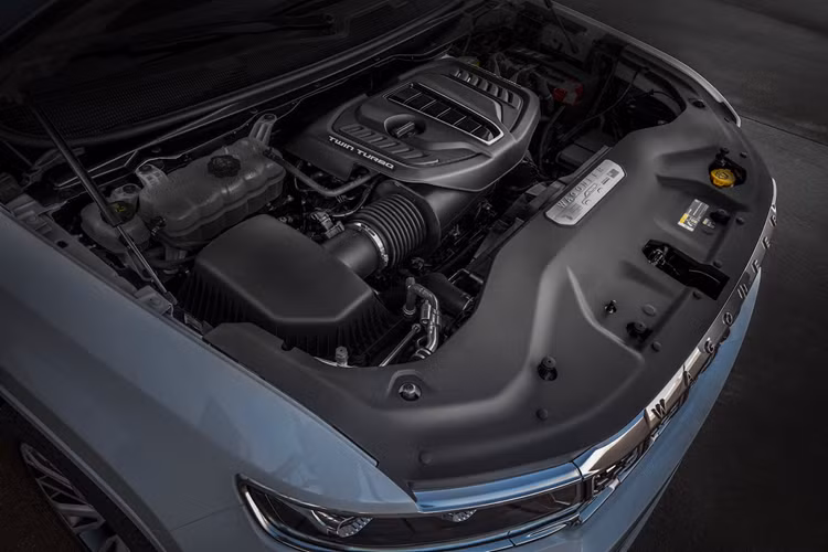 Theo Jeep, động cơ này trước đó là tùy chọn cao cấp hơn so với động cơ V8 5.7 lít sản sinh công suất 392 mã lực. Nhờ có tăng áp kép mà hiệu suất tăng lên 15% so với động cơ V8 hút khí tự nhiên. Đối với phiên bản Grand Wagoneer, dù vẫn dùng động cơ Hurricane nhưng công suất nâng lên 510 mã lực và mô-men xoắn 678 Nm (500 lb-ft).