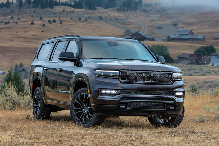 Mặc dù không còn sử dụng động cơ V8, Jeep vẫn giữ cho Wagoneer 2024 khả năng kéo hàng tốt nhất trong phân khúc, với khả năng kéo tối đa 10.000 pound (khoảng 4.536 kg). Đây là mức cao nhất trong số tất cả các loại SUV hiện có trên thị trường.