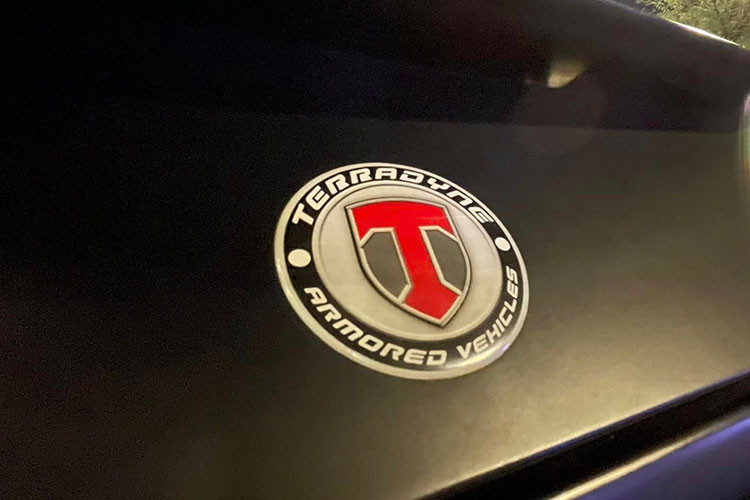 Khác với suy nghĩ của nhiều người về một chiếc xe bọc thép chống đạn chắc hẳn có khoang lái rất đơn giản, tuy nhiên nội thất của Terradyne Gurkha có khá nhiều đồ chơi xịn sò không hề kém cạnh xe sang.