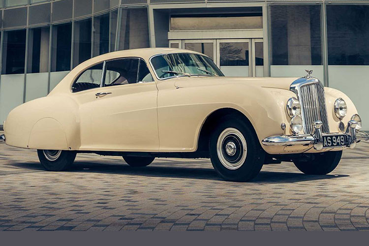 Chiếc Bentley Continental GT Azure 2023 mới được sản xuất với số lượng giới hạn duy nhất đúng một chiếc và được hoàn thiện bởi bộ phận Mulliner. Xe cũng không có giá bán, vì nó sẽ gia nhập đội xe lái thử của Bentley tại Anh Quốc để phục vụ cho giới báo chí truyền thông.