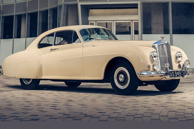 Chiếc Bentley Continental GT Azure 2023 mới được sản xuất với số lượng giới hạn duy nhất đúng một chiếc và được hoàn thiện bởi bộ phận Mulliner. Xe cũng không có giá bán, vì nó sẽ gia nhập đội xe lái thử của Bentley tại Anh Quốc để phục vụ cho giới báo chí truyền thông.