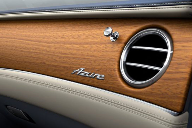 Bảng táp-lô được bọc gỗ veneer Burr Walnut với ba lớp sơn mài siêu mỏng, chỉ dày 0,1 mm, được đánh bóng bằng tay để giống với lớp hoàn thiện của chiếc JAS 949.