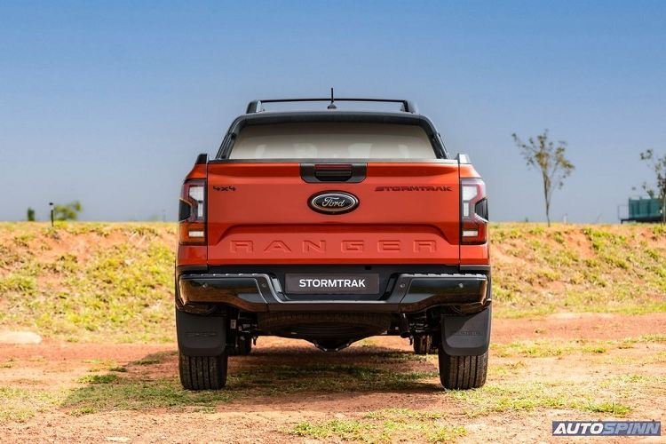 Logo của hãng Ford trên cửa thùng hàng cũng có nền màu đen, tương tự ở đầu xe.