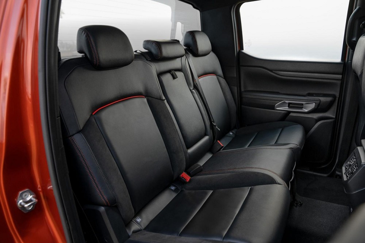 Ngoài ra, xe còn có gương chiếu hậu chống chói tự động, đi kèm cổng USB, hệ thống đèn nội thất, sạc điện thoại không dây, điều hòa tự động 2 vùng độc lập, cửa gió dành cho hàng ghế sau, 4 cổng USB, hệ thống âm thanh 6 loa, ổ điện 12V và 230V (400W), phanh tay điện tử cũng như cần số điện tử tương tự phiên bản Wildtrak.