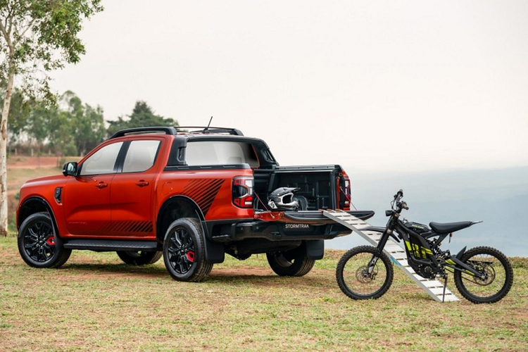 Hiện giá xe Ford Ranger Stormtrak 2023 vẫn chưa được công bố. Chỉ biết rằng, xe có 4 màu sắc là đen, trắng, cam và xám. Có thể sau Thái Lan, mẫu xe bán tải này cũng sẽ được đưa về Việt Nam trong tương lai.