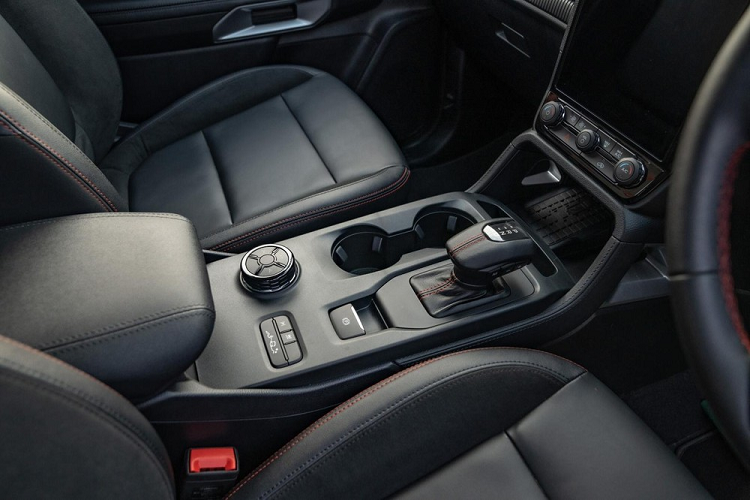 Tất nhiên, xe cũng không thiếu những trang bị an toàn chủ động ADAS như hệ thống phanh khẩn cấp tự động, có thể phát hiện người đi bộ, hệ thống cảnh báo tiền va chạm, phanh tự động sau va chạm, cảnh báo lệch làn đường, hệ thống cảnh báo điểm mù, cảnh báo phương tiện cắt ngang khi lùi, ngăn va chạm khi lùi, hỗ trợ đánh lái tránh va chạm, hệ thống kiểm soát hành trình thích ứng và hỗ trợ đỗ xe tự động.