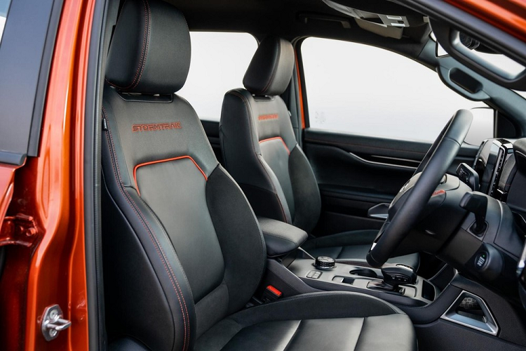 Bên trong xe, Ford Ranger Stormtrak 2023 được trang bị ghế bọc da màu đen với chỉ khâu đỏ tương phản. Phần lưng ghế trước còn được thêu dòng chữ "Stormtrak".