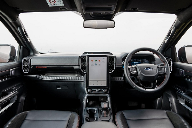 Phiên bản cao cấp này có đủ trang bị như ghế trước chỉnh điện 8 hướng, vô lăng tích hợp phím chức năng, bảng đồng hồ kỹ thuật số 12,4 inch, màn hình cảm ứng trung tâm 12 inch nằm dọc, tích hợp hệ thống thông tin giải trí SYNC 4A, hỗ trợ Apple CarPlay/Android Auto không dây và điều khiển bằng giọng nói.