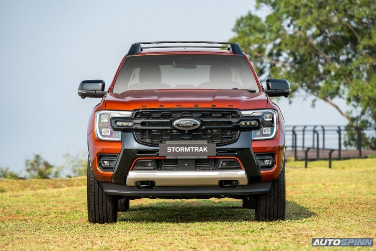 Bên ngoài, Ford Ranger Stormtrak 2023 sở hữu thiết kế hầm hố và phong cách hơn phiên bản Wildtrak. Phiên bản cao cấp nhất này được bổ sung lưới tản nhiệt màu đen dành riêng cho xe với mắt lưới hình tổ ong rộng hơn. Nằm giữa lưới tản nhiệt vẫn có nẹp nằm ngang nhưng tích hợp logo với nền màu đen thay vì xanh dương của hãng Ford.
