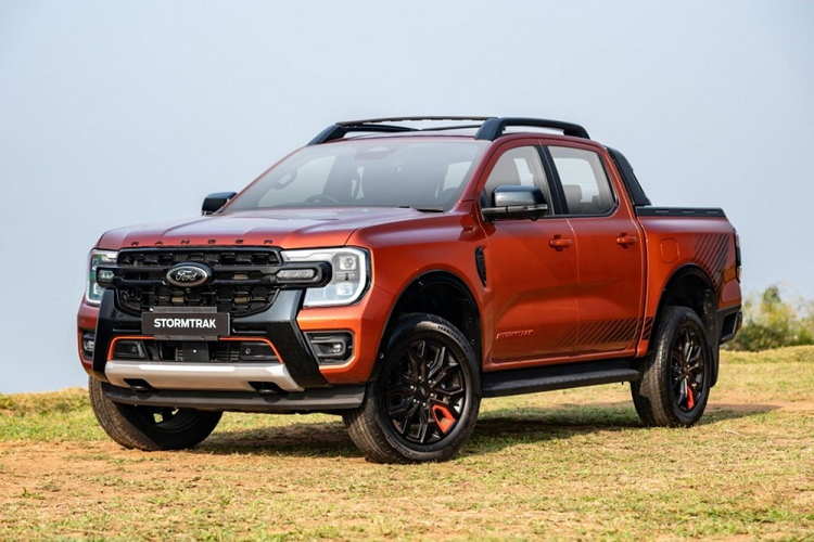 Thay đổi tiếp theo của Ford Ranger Stormtrak 2023 là tem chữ nổi "Ranger" màu đen nằm trên nắp ca-pô và viền màu cam bao quanh hốc gió trung tâm. Những chi tiết còn lại ở khu vực đầu xe như đèn pha Matrix LED tự động điều chỉnh và chống chói, dải đèn LED định vị ban ngày hay đèn sương mù LED không có gì khác so với phiên bản Wildtrak.