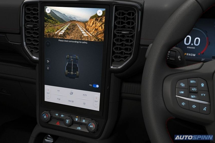 Trong khi đó, trang bị an toàn của Ford Ranger Stormtrak 2023 gồm có phanh đĩa thông gió trên cả 4 bánh, 7 túi khí, cảm biến khoảng cách đỗ xe trước/sau, camera 360 độ, hệ thống chống bó cứng phanh ABS, phân bổ lực phanh điện tử EBD, cân bằng điện tử, hỗ trợ khởi hành ngang dốc, hỗ trợ xuống dốc và giảm thiểu lật xe.