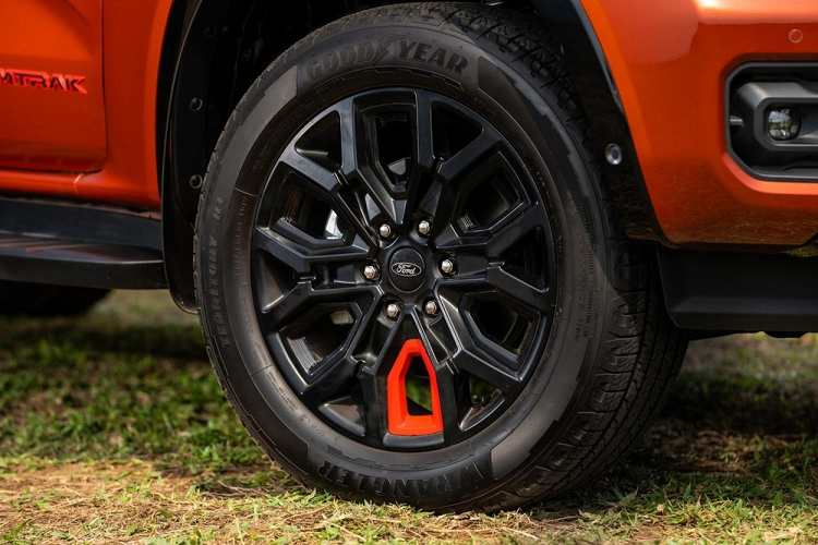 Tương tự đầu xe, khu vực bên sườn của Ford Ranger Stormtrak 2023 cũng có một số chi tiết mới không dành cho phiên bản Wildtrak như bộ vành hợp kim 20 inch với thiết kế đa chấu mới, đi kèm lốp 255/55R20. Bộ vành này được sơn màu đen bóng và có điểm nhấn màu cam tương phản.