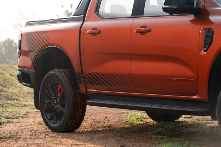 Tiếp đến là tem chữ nổi "Stormtrak" trên cửa trước như dấu hiệu nhận biết. Trên cửa và thùng hàng đều có thêm decal màu đen mới chỉ có ở phiên bản này.