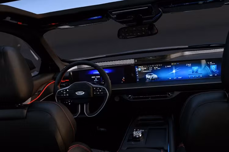 Phía trong khoang cabin, Ford Mondeo 2024 bản 1.5T vẫn được trang bị màn hình cảm ứng đa phương tiện 27 inch dài 1,1 m. Màn hình này được tích hợp hệ thống kết nối di động thông minh SYNC+2.0 thế hệ mới nhất của Ford, hỗ trợ cảm ứng đa điểm, giọng nói, nhận diện khuôn mặt…