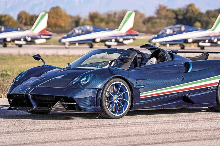 Ngoài ra, Pagani Huayra Tricolore còn được trang bị một ống hút gió mới giúp phân bổ trực tiếp nguồn không khí tự nhiên vào khoang động cơ biturbo V12. Một cánh gió có kiểu dáng tương tự đuôi máy bay được lắp thêm ở phía đuôi xe nhằm cân bằng khí động học khi xe vận hành ở vận tốc cao. Ở phần cánh gió này, ta có thể thấy rõ nguồn cảm hứng mạnh mẽ lấy từ máy bay phản lực Frecce Tricolori.