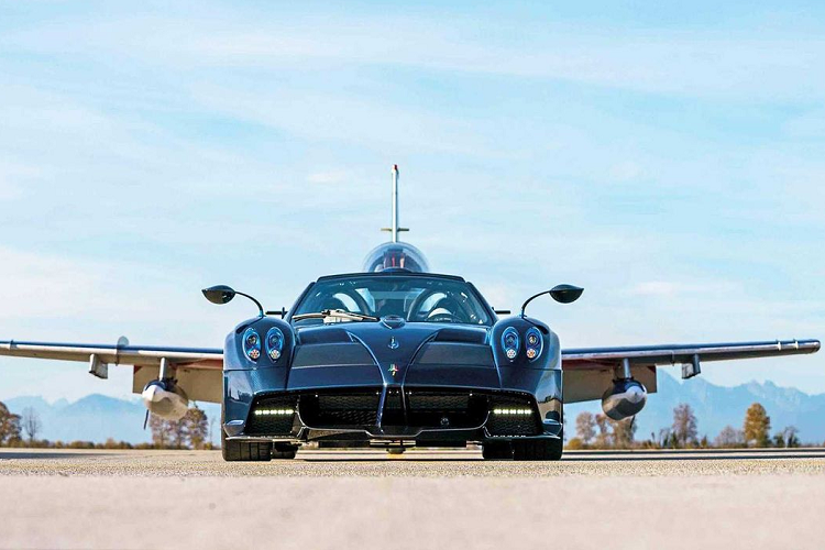 Pagani Huayra Tricolore được trang bị bộ body kit tối ưu tính khí động học cùng các cánh gió khuếch tán được tinh chỉnh để cho ra lực ép và lưu lượng gió tốt nhất để làm mát khoang động cơ.