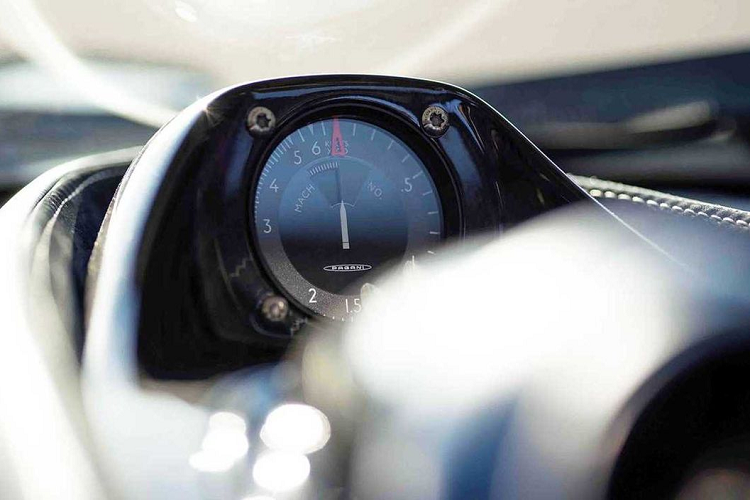 Chiếc Pagani Huayra Tricolore trong bài được trang bị mâm App Tech 20 inch bánh trước và 21 inch bánh sau, sơn màu xanh sẫm với họa tiết Diamond Cut. Xe chỉ nặng 1.270 kg, tương đương một chiếc Volkswagen Golf sử dụng động cơ 3 xi-lanh.