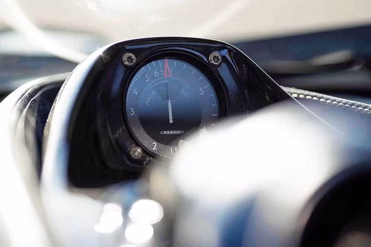 Chiếc Pagani Huayra Tricolore trong bài được trang bị mâm App Tech 20 inch bánh trước và 21 inch bánh sau, sơn màu xanh sẫm với họa tiết Diamond Cut. Xe chỉ nặng 1.270 kg, tương đương một chiếc Volkswagen Golf sử dụng động cơ 3 xi-lanh.