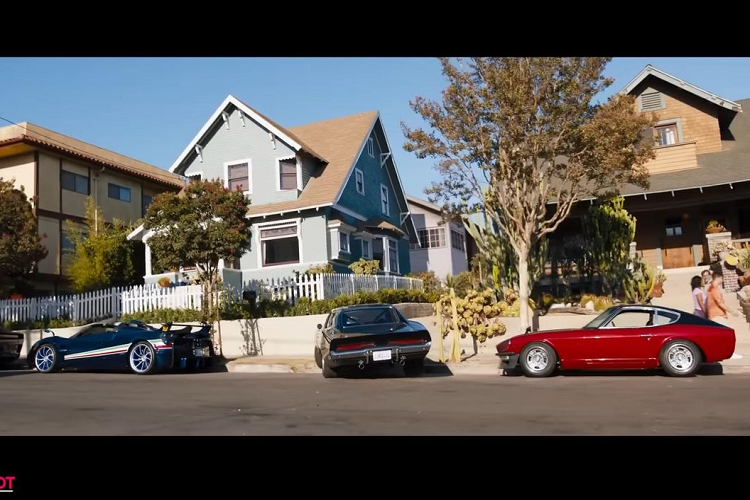 Pagani Huayra Tricolore được thực hiện dựa trên nền tảng của Huayra Roadster BC với thiết kế mui trần. Lấy cảm hứng từ mẫu máy bay phản lực của Frecce Tricolori - chiếc Aermacchi MB-339A P.A.N.