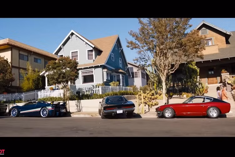 Pagani Huayra Tricolore được thực hiện dựa trên nền tảng của Huayra Roadster BC với thiết kế mui trần. Lấy cảm hứng từ mẫu máy bay phản lực của Frecce Tricolori - chiếc Aermacchi MB-339A P.A.N.