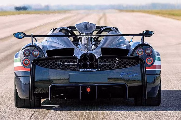 Giá đỡ cánh gió trên xe được thiết kế mô phỏng lại phần đuôi của những chiếc phi cơ cũng như mặt ngoài của chúng được đánh số thứ tự theo kiểu máy bay tuần tra. Chi tiết đáng chú ý nhất ở ngoại thất của Pagani Huayra Tricolore chính là ống Pitot được đặt ở giữa nắp trước của xe. Ống Pitot này chính là chi tiết được thừa hưởng từ những chiếc máy bay phản lực và công cụ này trên máy bay được dùng để đo tốc độ không khí vĩ mô và xác định tình trạng khí động học của chúng.