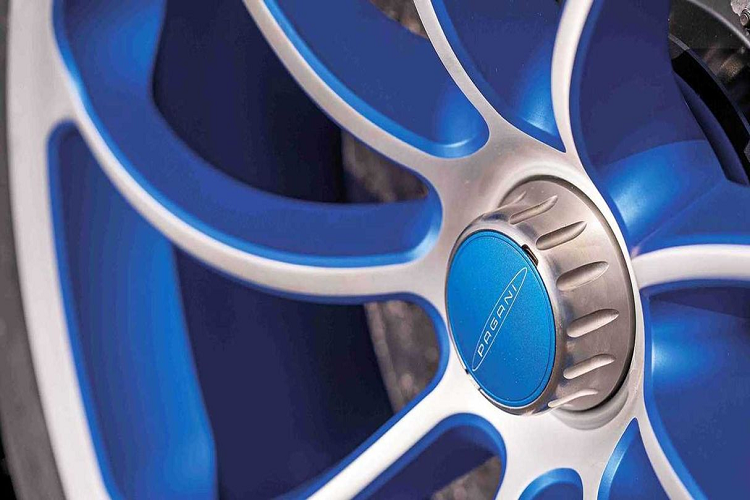 Hoàn thiện cho vẻ bề ngoài của Pagani Huayra Tricolore là màu sơn ngoại thất xanh Blu Tricolore, tông màu này từng xuất hiện trên hai siêu phẩm Zonda Kiryu hay Zonda Revolucion. Trong khi đó, các chi tiết như đèn pha chính, đèn hậu, bộ mâm đều được sơn tông màu xanh mờ. 