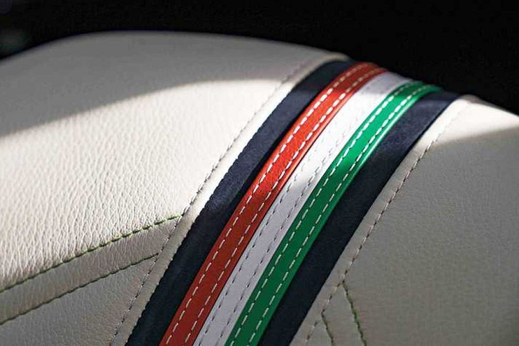 Huayra Tricolore được trang bị cỗ máy tăng áp kép V12 6.0L do Mercedes-AMG phát triển riêng cho Pagani, sản sinh công suất lên tới 829 mã lực và mô-men xoắn cực đại 1.100 Nm. Sức mạnh được gửi đến các bánh sau thông qua hộp số tuần tự 7 cấp với bộ vi sai cơ điện.