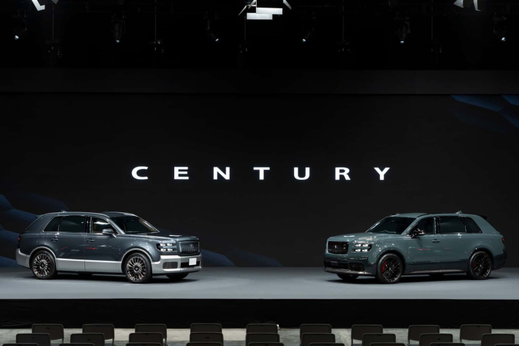 Cửa trượt này sẽ dùng một tay quay để giữ, đóng và mở cửa, giúp người dùng dễ dàng ra vào, tiết kiệm không gian tại những nơi chật hẹp khi đóng/mở cửa và cũng không làm ảnh hưởng tới thiết kế, thẩm mỹ của xe.