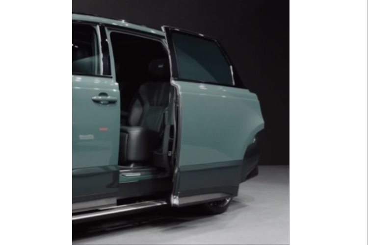 Cụ thể hãng xe Nhật Bản đã tìm được giải pháp cho vấn đề này và áp dụng trên mẫu Century SUV 2024. Toyota đã “bắt tay” cùng Aisin (nhà cung ứng linh kiện ôtô nổi tiếng của Nhật Bản) và phát triển nên kết cấu cửa điện dạng khớp nối hoàn toàn mới.