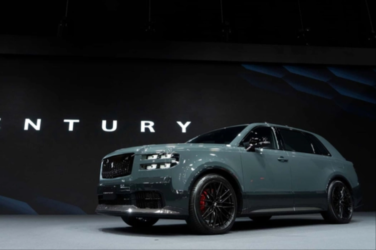 Theo công bố, mức giá xe Toyota Century SUV hiện khoảng 167.000 USD (hơn 4 tỷ đồng) tại thị trường Nhật Bản, cao gần gấp 5 lần giá của Land Cruiser phiên bản tiêu chuẩn (34.000 USD - 825 triệu đồng).