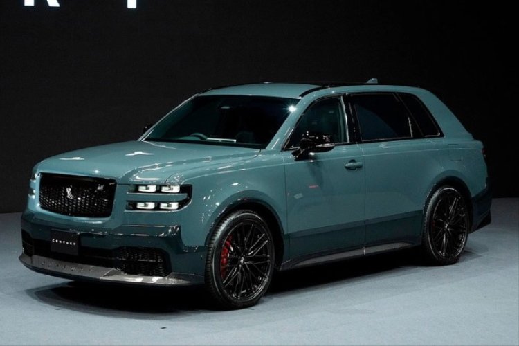 Từ trước đến nay, cửa trượt thường được sử dụng trên những mẫu xe như van và minivan để giúp cho việc ra vào của hành khách được thoải mái và dễ dàng hơn. Tuy nhiên, thiết kế này vẫn chưa được dùng nhiều trên những mẫu xe con hay SUV/CUV bởi khi đóng cửa trượt lại, ở nửa sau của thân xe sẽ bị lộ ra thanh ray nhìn không được thẩm mỹ. Nhưng Toyota Century 2024 SUV mới.