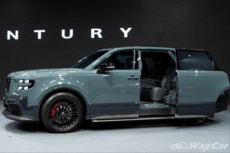 Cửa trượt trên Toyota Century 2024 này sẽ dùng một tay quay để giữ, đóng và mở cửa, giúp người dùng dễ dàng ra vào, tiết kiệm không gian tại những nơi chật hẹp khi đóng/mở cửa và cũng không làm ảnh hưởng tới thiết kế, thẩm mỹ của xe.