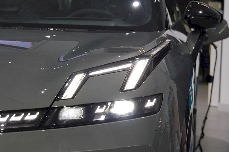 Thiết kế gương chiếu hậu của xe rất độc đáo, không chỉ sử dụng kiểu liền một mảnh mà còn được tích hợp ốp trên chắn bùn. Ở đuôi xe, dải đèn hình chấm ở đèn hậu phát huy tác dụng rất tốt. Ngoài ra còn có một bộ khuếch tán ở dưới cùng của phía sau, và mái nhà có một cánh lướt gió và một cần gạt nước phía sau ẩn. Phần đuôi xe nhiều lớp cũng hạ thấp trọng tâm tầm nhìn, khiến toàn bộ chiếc xe trông ngắn hơn.