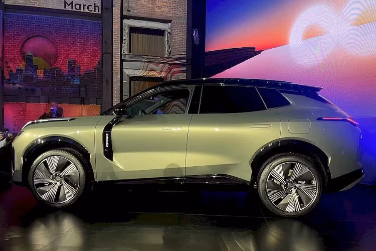 Về phần sức mạnh, Lynk &amp; Co 08 sẽ được trang bị hệ thống điện plug-in hybrid với công suất tối đa kết hợp là 536 mã lực và mô-men xoắn cực đại của hệ thống lên đến là 905 Nm, nhờ đó, xe có khả năng tăng tốc từ vị trí xuất phát lên 100 km/h chỉ trong thời gian 4,6 giây.