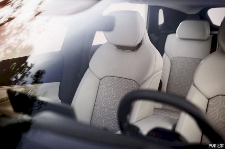 Nội thất xe cũng được thiết kế theo kiểu gia đình Lynk &amp; Co nhưng tổng thể chất liệu và vật liệu chủ yếu là sang trọng. Chiếc xe Lynk &amp; Co 08 được trang bị đồng hồ Full LCD 12,3 inch và AR-HUD 92 inch, màn hình điều khiển trung tâm 15,4 inch có viền siêu mỏng, độ rõ nét và độ phân giải cũng rất cao. với hệ thống xe-máy Flyme Auto Meizu.