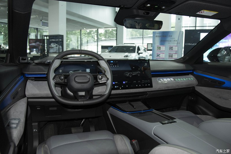 Lynk &amp; Co 08 áp dụng ngôn ngữ thiết kế The Next Day mới nhất và đèn chạy ban ngày của Daybreak có hình dạng độc đáo và rất dễ nhận biết. Bộ đèn hoàn toàn mới bao gồm 32 đèn LED ma trận bên trong, hai bên đầu xe có các dải đèn thở, có thể tạo nhiều hiệu ứng động. Về kích thước thân xe, chiều dài, chiều rộng và chiều cao của xe mới lần lượt là 4820/1915/1685mm, chiều dài cơ sở 2848mm, được định vị là một chiếc SUV cỡ trung.