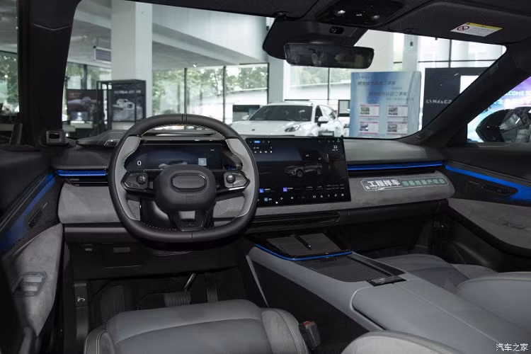 Lynk &amp; Co 08 áp dụng ngôn ngữ thiết kế The Next Day mới nhất và đèn chạy ban ngày của Daybreak có hình dạng độc đáo và rất dễ nhận biết. Bộ đèn hoàn toàn mới bao gồm 32 đèn LED ma trận bên trong, hai bên đầu xe có các dải đèn thở, có thể tạo nhiều hiệu ứng động. Về kích thước thân xe, chiều dài, chiều rộng và chiều cao của xe mới lần lượt là 4820/1915/1685mm, chiều dài cơ sở 2848mm, được định vị là một chiếc SUV cỡ trung.