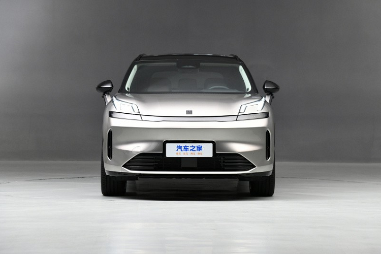 Vào ngày 8/8/2023, chiếc SUV Lynk &amp; Co 08 2023 mới đã bắt đầu được mở bán trước với giá xe ưu đãi từ 218.000 đến 278.000 nhân dân tệ (tương đương 703 cho đến gần 900 triệu đồng), trong số đó, giá xe Lynk &amp; Co 08 phiên bản giới hạn sẽ có mức giá tận 288.000 nhân dân tệ (tương đương 929 triệu đồng), việc ra mắt sẽ chính thức diễn ra vào ngày 8/9.