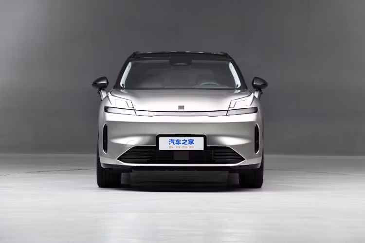 Vào ngày 8/8/2023, chiếc SUV Lynk &amp; Co 08 2023 mới đã bắt đầu được mở bán trước với giá xe ưu đãi từ 218.000 đến 278.000 nhân dân tệ (tương đương 703 cho đến gần 900 triệu đồng), trong số đó, giá xe Lynk &amp; Co 08 phiên bản giới hạn sẽ có mức giá tận 288.000 nhân dân tệ (tương đương 929 triệu đồng), việc ra mắt sẽ chính thức diễn ra vào ngày 8/9.