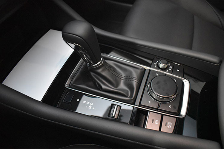 Các cổng kết nối USB Type-A đã được thay thế bằng USB Type-C, khay sạc không dây đặt tại khu vực để đồ phía trước. Điểm nâng cấp quan trọng nhất của Mazda3 là tính năng vô hiệu hóa xy-lanh nhằm cải thiện hơn nữa hiệu quả tối ưu nhiên liệu của Skyactiv-G.