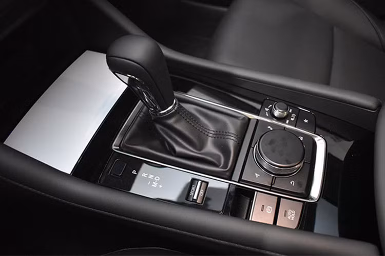 Các cổng kết nối USB Type-A đã được thay thế bằng USB Type-C, khay sạc không dây đặt tại khu vực để đồ phía trước. Điểm nâng cấp quan trọng nhất của Mazda3 là tính năng vô hiệu hóa xy-lanh nhằm cải thiện hơn nữa hiệu quả tối ưu nhiên liệu của Skyactiv-G.