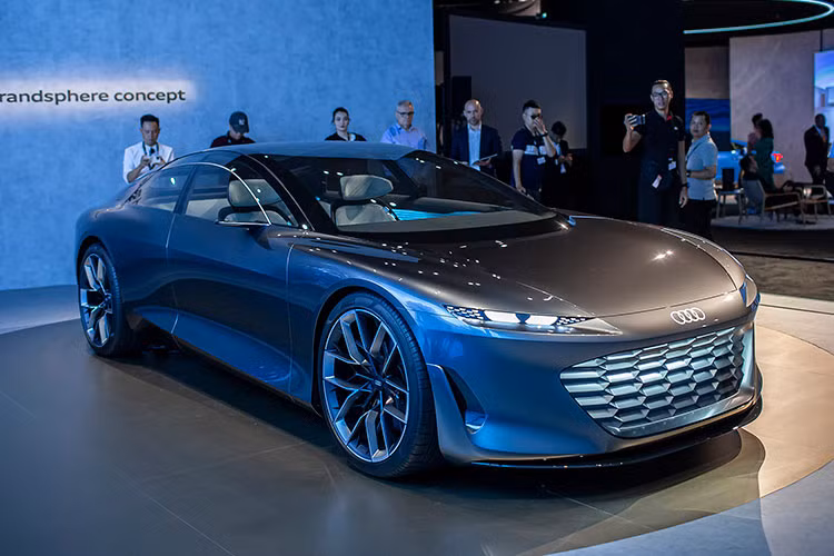 Đây là một chiếc xe có ý nghĩa rất lớn với các thiết kế tương lai của thương hiệu xe sang Đức Audi. Mức giá xe Audi Grandsphere Concept chạy điện này lên tới 5 triệu USD vì là chiếc duy nhất trên toàn cầu, không có phụ tùng thay thế.