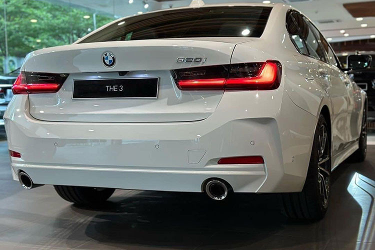 Tuy tăng giá nhưng mẫu sedan hạng sang này vẫn rẻ hơn đối thủ Mercedes-Benz C-Class (1,699 - 2,399 tỷ đồng). Phiên bản nâng cấp giữa vòng đời của BMW 3-Series đã ra mắt thị trường quốc tế từ tháng 5 năm ngoái với một số thay đổi cả về thiết kế lẫn trang bị.