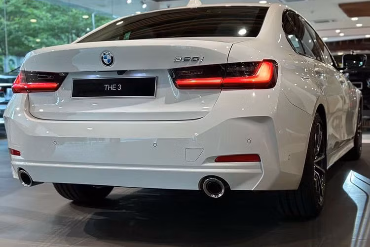 Tuy tăng giá nhưng mẫu sedan hạng sang này vẫn rẻ hơn đối thủ Mercedes-Benz C-Class (1,699 - 2,399 tỷ đồng). Phiên bản nâng cấp giữa vòng đời của BMW 3-Series đã ra mắt thị trường quốc tế từ tháng 5 năm ngoái với một số thay đổi cả về thiết kế lẫn trang bị.