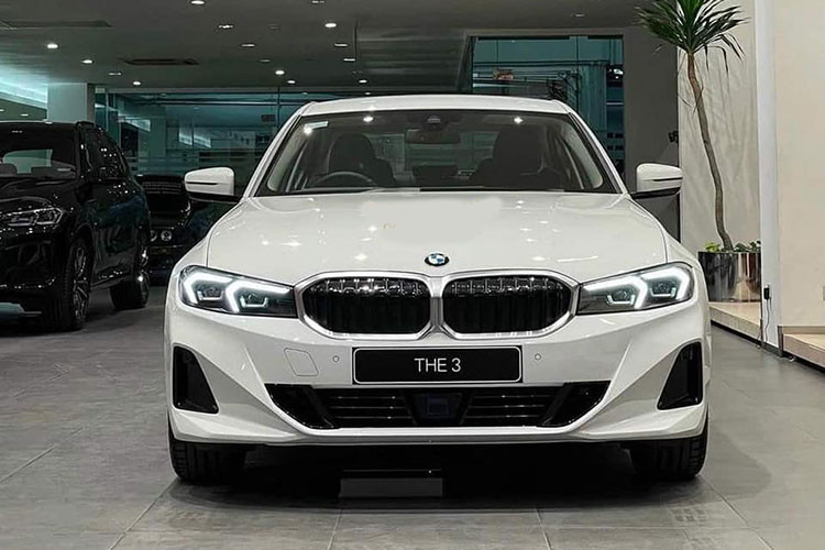 Theo đó, mẫu sedan hạng sang này được trang bị cụm đèn pha mới với thiết kế gọn gàng hơn, đi kèm 2 dải đèn LED định vị ban ngày hình chữ "L" bên trong. Tiếp đến là cản trước, vành la-zăng và cản sau mới.