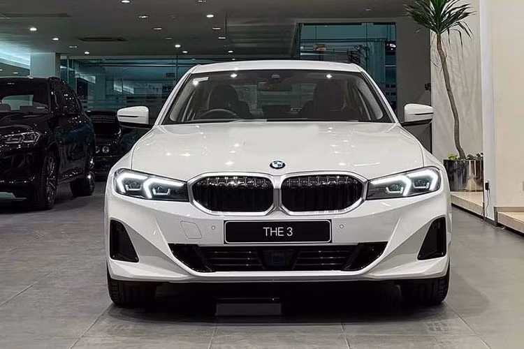 Theo đó, mẫu sedan hạng sang này được trang bị cụm đèn pha mới với thiết kế gọn gàng hơn, đi kèm 2 dải đèn LED định vị ban ngày hình chữ "L" bên trong. Tiếp đến là cản trước, vành la-zăng và cản sau mới.