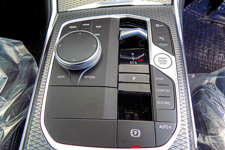 Ở hai phiên bản 320i Sport Line và 320i M Sport, động cơ tạo ra công suất tối đa 184 mã lực cùng mô-men xoắn cực đại 300 Nm.